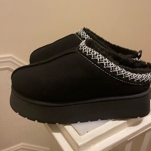 Brand new Black wedge slippers-Size 37 or 7 - Very comfortable and warm